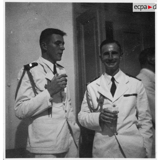 Portrait prit lors de la réception du général Valluy au palais du président Thinh, d'un capitaine  et d'un sous-lieutenant tout deux décorés de la Fourragère. [description provisoire]