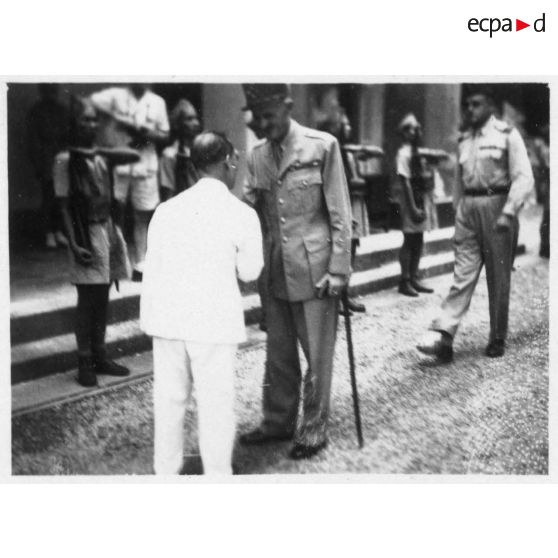 Lors de la réception du général Leclerc au palais présidentiel, le général est accueilli par Nguyen Van Thinh. [description provisoire]