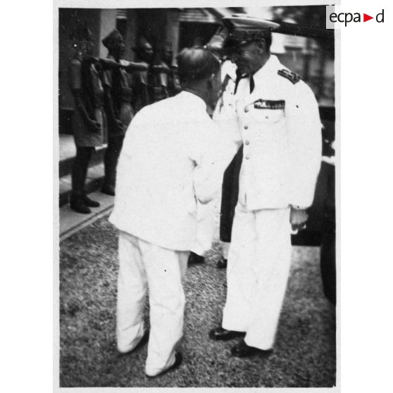 Lors de la réception du général Leclerc au palais présidentiel, l'amiral Thierry d'Argenlieu est accueilli Nguyen Van Thinh. [description provisoire]