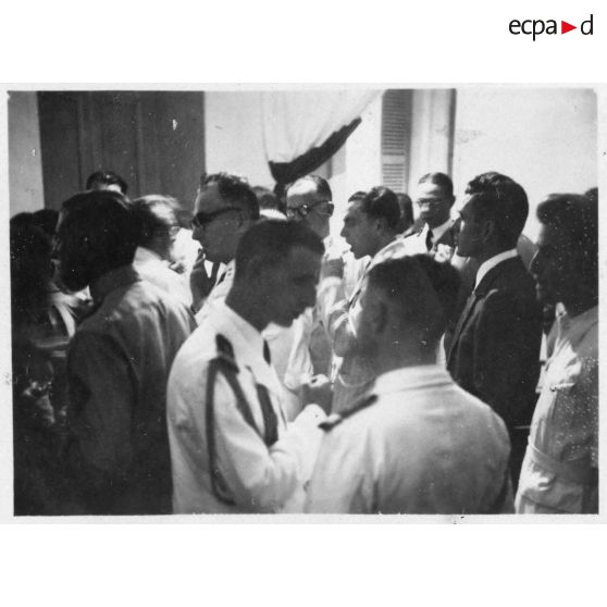 Réception du général Leclerc au palais du président Thinh. [description provisoire]