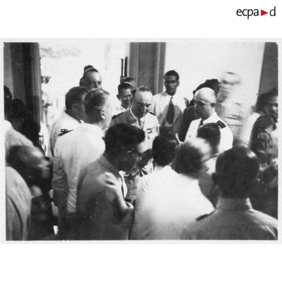 Plusieurs officiers généraux et des représentant de l'autorité civile vietnamiens discutent ensemble lors de la réception du général Leclerc au palais du président Thinh. [description provisoire]