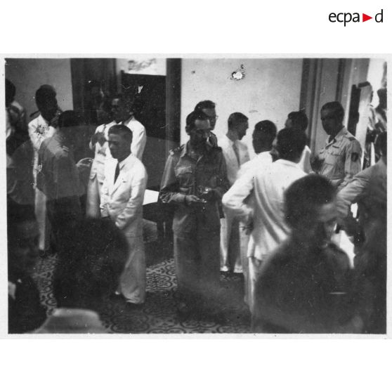 Réception du général Leclerc au palais du président Thinh. [description provisoire]