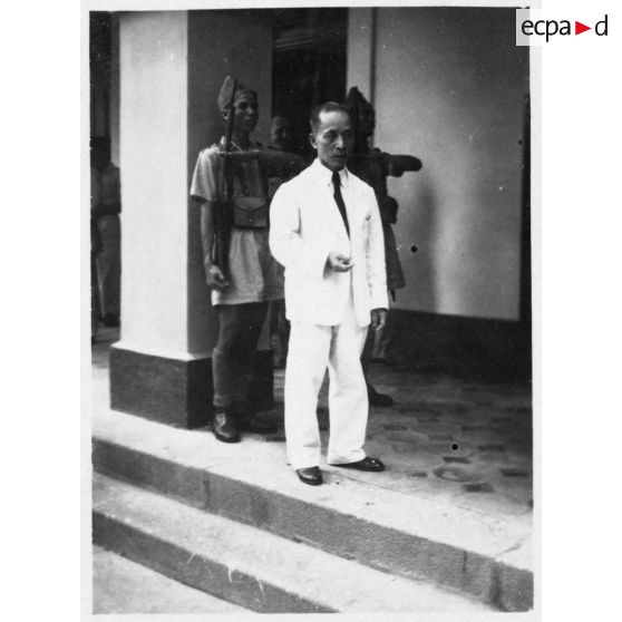Lors de la réception du général Leclerc au palais présidentiel, Nguen Van Thinh attend ses invités. [description provisoire]