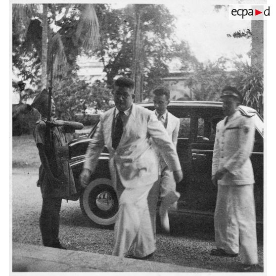 Jean Cédile arrive à la réception donnée pour le général Valluy dans le palais du président Thinh. [description provisoire]
