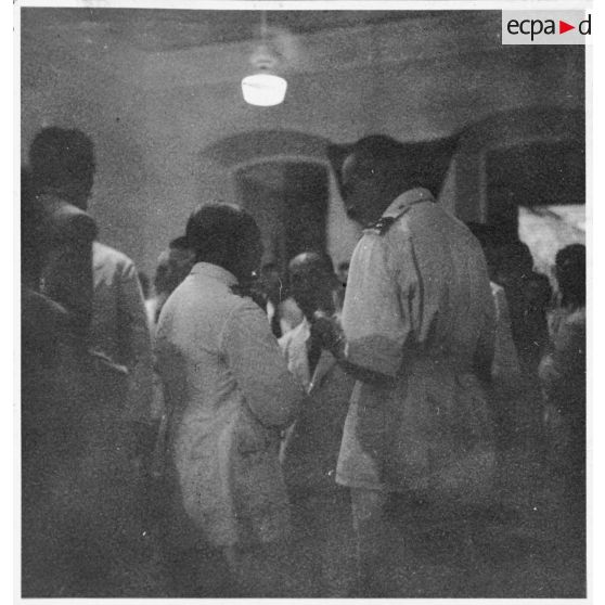 Dans son palais, Nguyen Van Thinh échange quelques mots avec un général de division lors de la réception donnée pour le général Jean Etienne Valluy. [description provisoire]