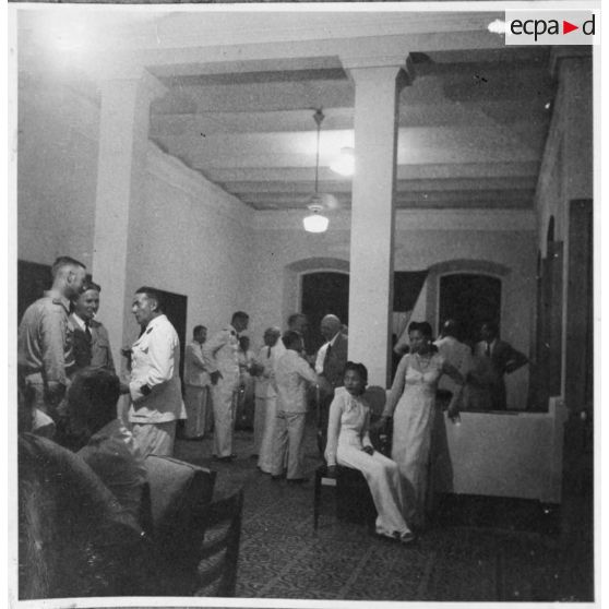 Réception du général Valluy au palais du président Thinh. [description provisoire]