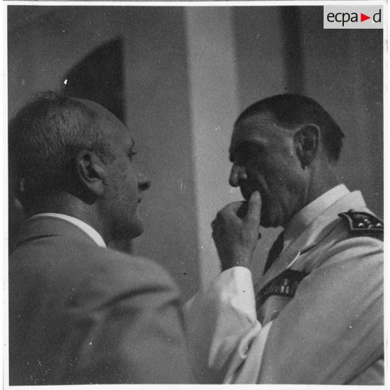 L'amiral Thierry d'Argenlieu discute avec les invités lors de la réception du général Jean-Etienne Valluy au palais du président Nguyen Van Thinh. [description provisoire]