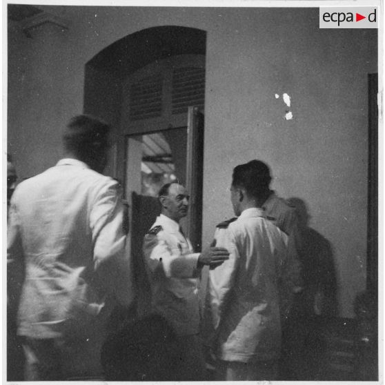 L'amiral Thierry d'Argenlieu discute avec les invités lors de la réception du général Jean-Etienne Valluy au palais du président Nguyen Van Thinh. [description provisoire]