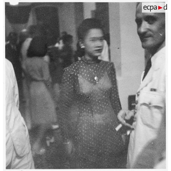 Portrait d'une femme vietnamienne prit lors de la réception du général Valluy au palais du président Thinh. [description provisoire]