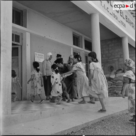 Entrée en classe de l'école du village d'Ouled-El-Bahri pour des élèves algériens.
