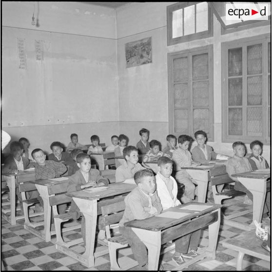 Classe de garçons algériens à l'école du village d'Ouled-El-Bahri.