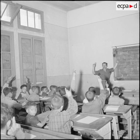 Sous-lieutenant du 20e RD (régiment de dragons) enseignant l'alphabet à ses élèves algériens à l'école d'Ouled-El-Bahri.
