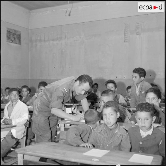 Instituteur militaire interrogeant les élèves d'une classe de garçons algériens à Oued-El-Bahri.
