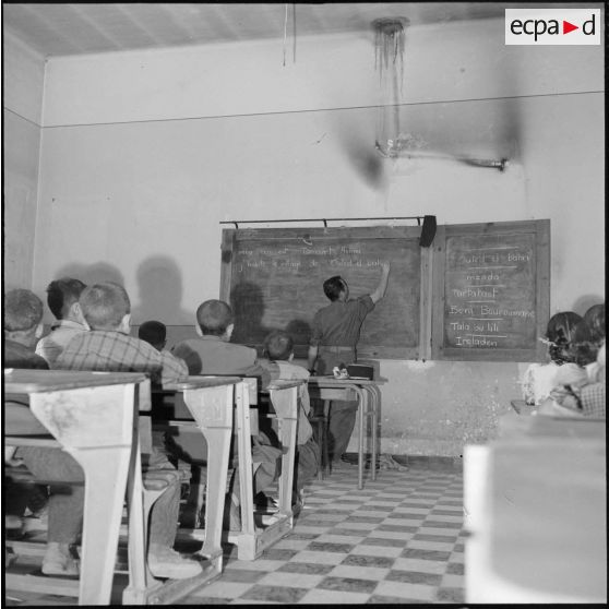 Leçon par un rappelé du 20e RD (régiment de dragons) aux élèves du village de Ouled El Bahri.