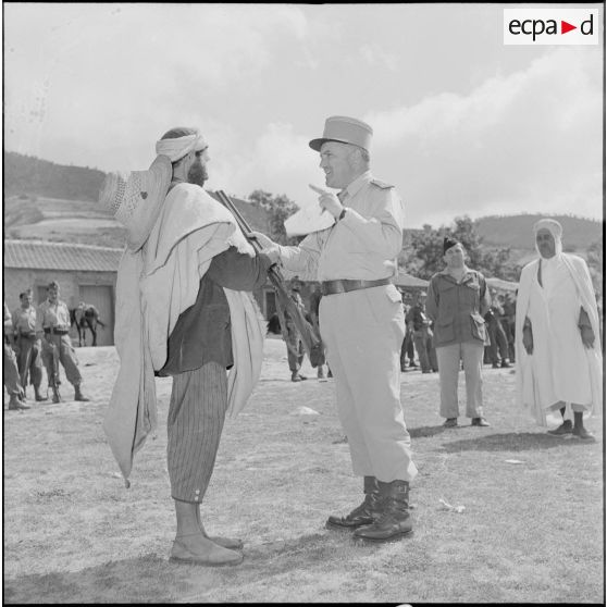 Remise des armes au nouveau groupe d'autodéfense de Tedert-Amokran par l'officier SAS (section administrative spécialisée) de la commune.