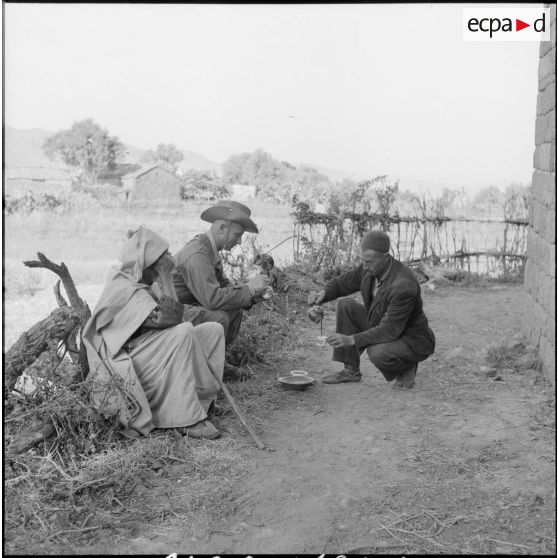 Algérien servant le café à l'officier SAS (section administrative spécialisée) de Tigzirt.