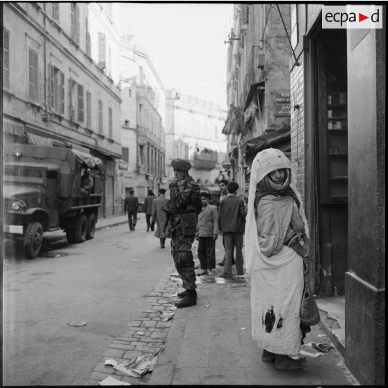 Vue de la rue Randon dans la casbah d'Alger.