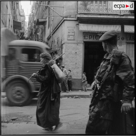 Vue de la rue Randon dans la casbah d'Alger.