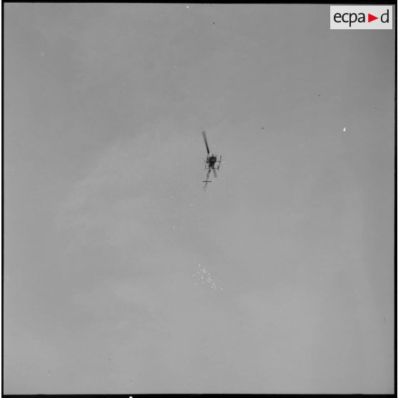 Lâcher de tract par hélicoptère sur la casbah d'Alger.