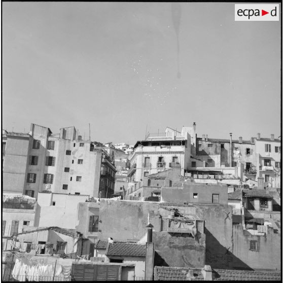 Lâcher de tracts par hélicoptère sur la casbah d'Alger.