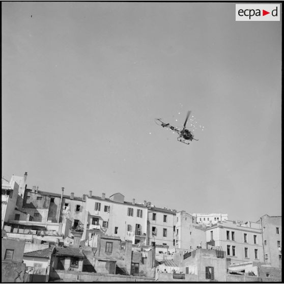 Lâcher de tracts par hélicoptère sur la casbah d'Alger.