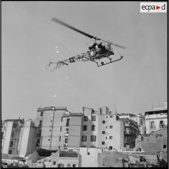 Lâcher de tracts par hélicoptère sur la casbah d'Alger.
