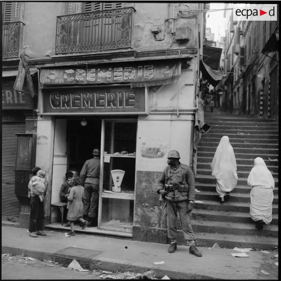 Militaire français dans la casbah d'Alger.