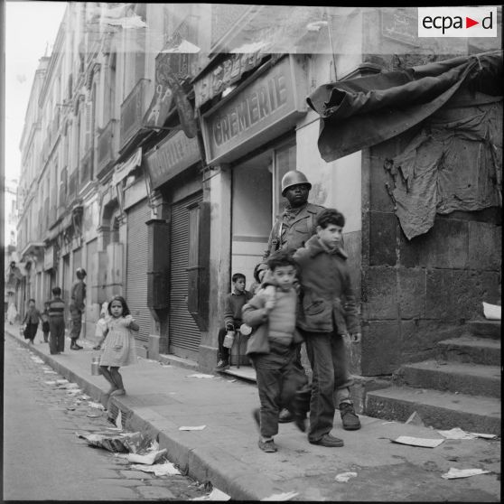 Militaire français dans la casbah d'Alger.