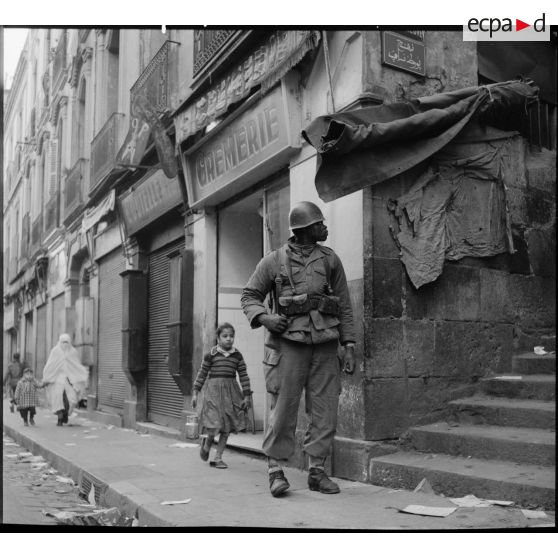 Militaire français dans la casbah d'Alger.