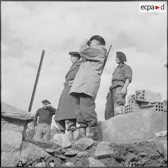 Poste du 7e bataillon de chasseurs alpins (BCA). Observation à la jumelle.
