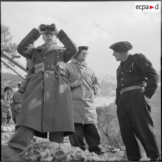 Poste du 7e bataillon de chasseurs alpins (BCA). Observation à la jumelle.