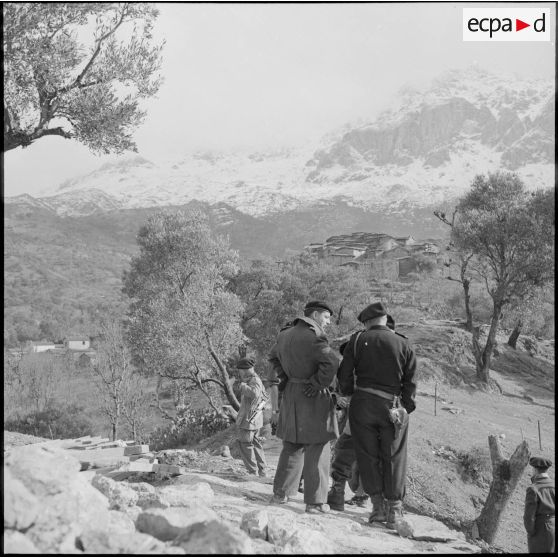 Un groupe de chasseurs du 7e bataillon de chasseurs alpins (BCA) regardent Ait Bou Nadhi.