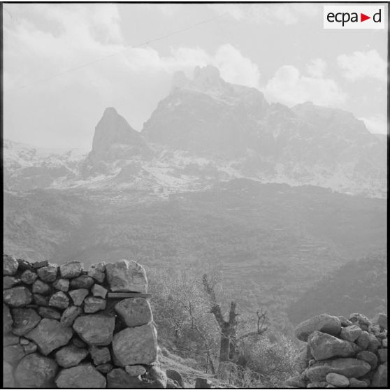 Les monts Djurdjura. Rocher dit "La main du juif".