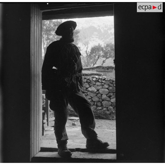 Portrait en pied d'un chasseur du 7e bataillon de chasseurs alpins (BCA).