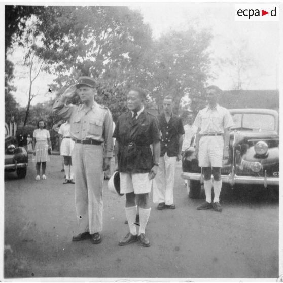 Des représentants de l'autorité civile et militaire participent au vernissage du concours des élèves sortants à l'école d'arts appliqués de Gia Dinh. [description provisoire]