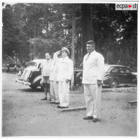 Jean Cédile arrive au vernissage du concours des élèves de l'école d'arts appliqués de Gia Dinh. [description provisoire]
