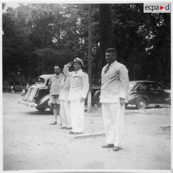 Jean Cédile arrive au vernissage du concours des élèves de l'école d'arts appliqués de Gia Dinh. [description provisoire]