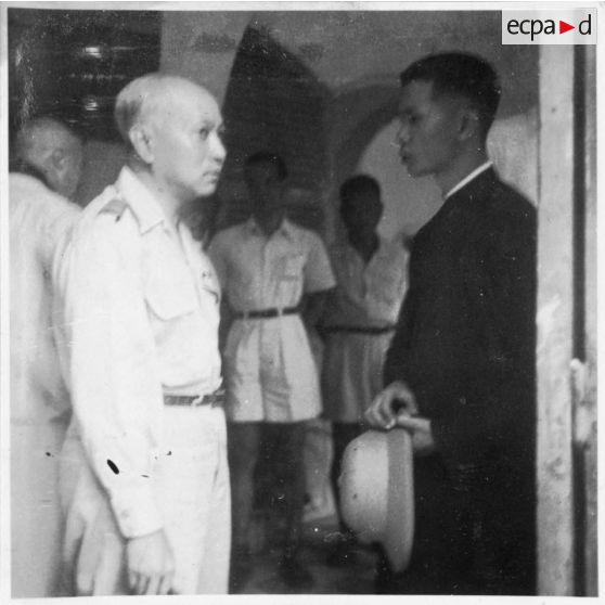 Plusieurs clichés du colonel Nguyen Van Xuan pris lors du vernissage du concours des élèves de l'école d'arts appliqués de Gia Dinh. [description provisoire]