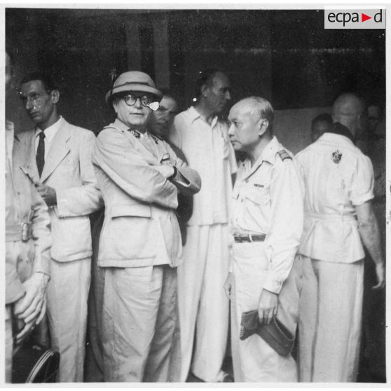 Lors du vernissage du concours des élèves de l'école d'arts appliqués de Gia Dinh, le colonel Nguyen Van Xuan pose avec un représentant de l'autorité civile. [description provisoire]