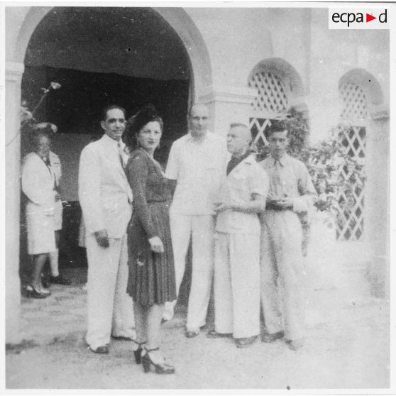 Lors du vernissage du concours des élèves de l'école d'arts appliqués de Gia Dinh, l'un des administrateurs de l'école pose devant l'entrée avec plusieurs personnes. [description provisoire]