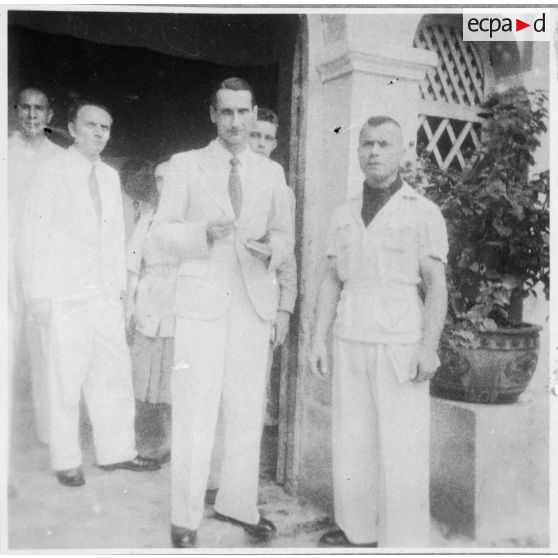 Lors du vernissage du concours des élèves de l'école d'arts appliqués de Gia Dinh, l'un des administrateurs de l'école pose devant l'entrée avec plusieurs personnes. [description provisoire]