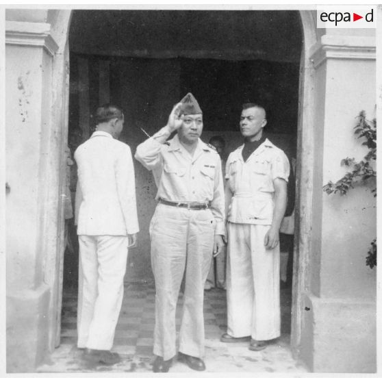 Plusieurs clichés du colonel Nguyen Van Xuan pris lors du vernissage du concours des élèves de l'école d'arts appliqués de Gia Dinh. [description provisoire]