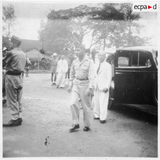 Arrivée du colonel Nguyen Van Xuan au vernissage du concours des élèves de l'école d'arts appliqués de Gia Dinh. [description provisoire]