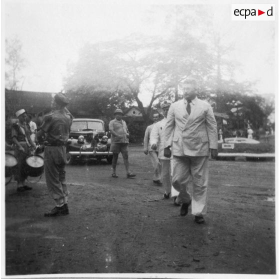 Jean Cédile arrive au vernissage du concours des élèves de l'école d'arts appliqués de Gia Dinh. [description provisoire]