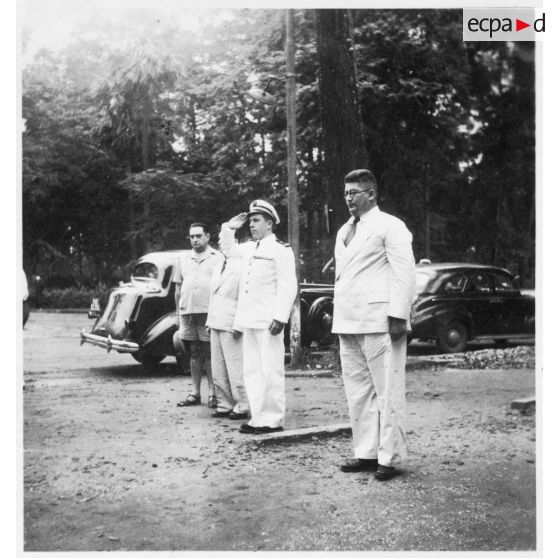 Jean Cédile arrive au vernissage du concours des élèves de l'école d'arts appliqués de Gia Dinh. [description provisoire]