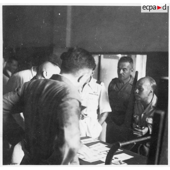 Lors du vernissage du concours des élèves de l'école d'arts appliqués de Gia Dinh, présentation des oeuvres des élèves à Jean Cédile et au colonel Nguyen Van Xuan. [description provisoire]