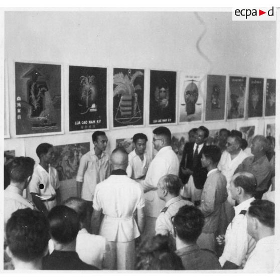Lors du vernissage, les visiteurs félicitent plusieurs élèves de l'école d'arts appliqués de Giah Dinh qui ont remporté le concours de l'établissement. Parmi eux se tiennent Jean Cédile et le colonel Nguyen Van Xuan. [description provisoire]