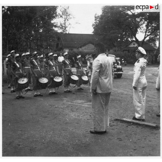 Jean Cédile arrive au vernissage du concours des élèves de l'école d'arts appliqués de Gia Dinh. [description provisoire]