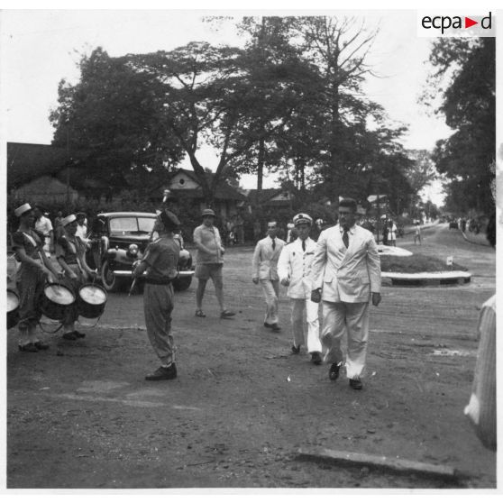 Jean Cédile arrive au vernissage du concours des élèves de l'école d'arts appliqués de Gia Dinh. [description provisoire]