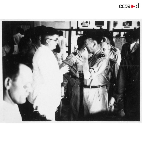 Jean Cédile et le général Nyo discutent lors de l'inauguration du hall d'information de Saigon. [description provisoire]